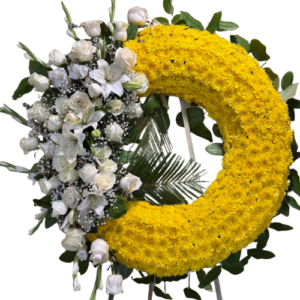 Corona de rosas blancas y crisantemos amarillos