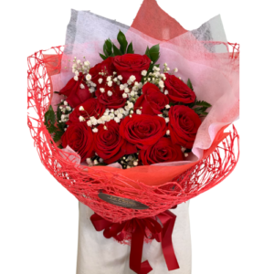Ramo envuelto en una docena de rosas rojas